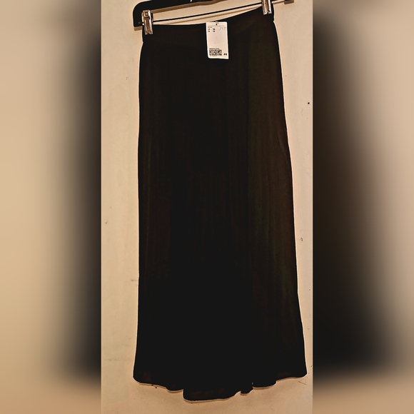 Long black layered skirt (sheer top layer) - Picture 2 of 7